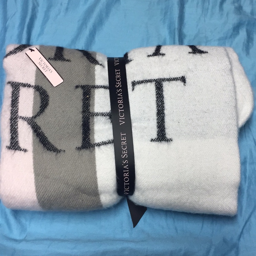 Victoria’s Secret Plush Fringe Blanket NEW